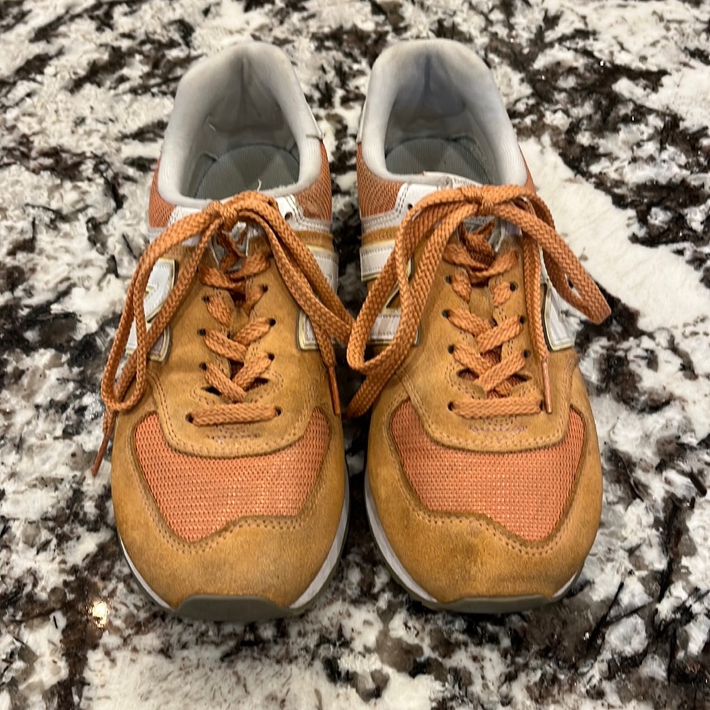 New Balance 574 Women's size 8.5, good condition, dusty orange